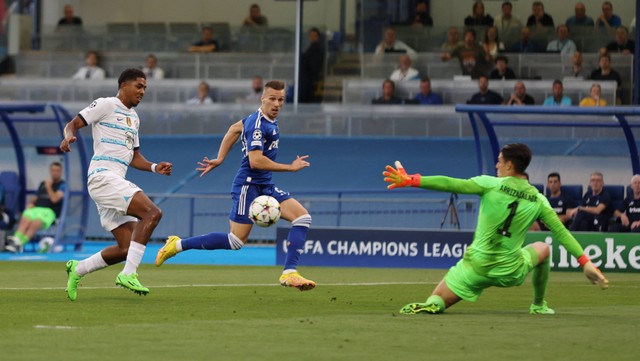 Mislav Orsic pemain Dinamo Zagreb mencetak gol pertama mereka saat pertandingan di Stadion Maksimir, Zagreb, Kroasia, Selasa (6/9/2022). Foto: Antonio Bronic/Reuters