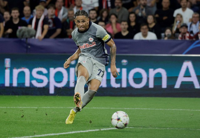 Pemain FC Salzburg Noah Okafor mencetak gol pertama mereka saat pertandingan melawan AC Milan di Red Bull Arena Salzburg, Salzburg, Austria pada Selasa (6/9/2022). Foto: Leonhard Foeger/Reuters