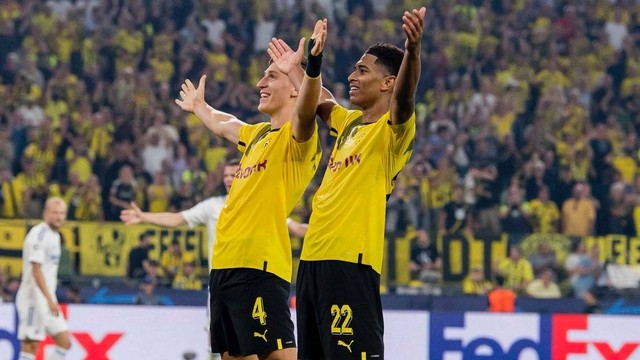 Nico Schlotterbeck dan Jude Bellingham merayakan kemenangan Borussia Dortmund atas FC Copenhagen dalam laga perdana Liga Champions 2022/23 pada Selasa (6/9) malam WIB. Foto: Twitter/@BlackYellow
