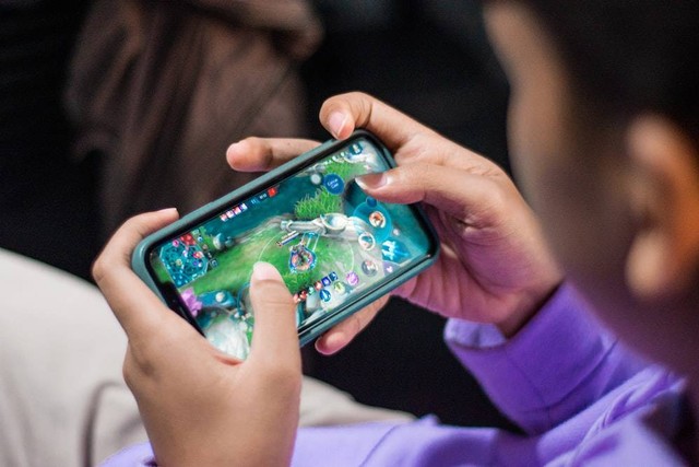 Ilustrasi bermain gim Mobile Legends. Foto: Unsplash.com