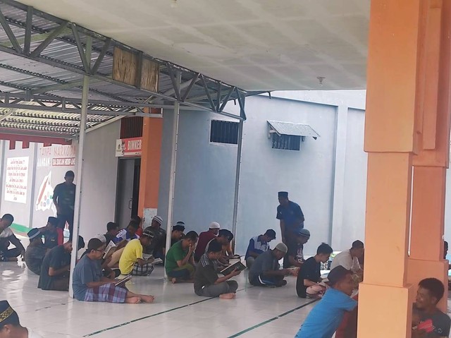 Warga Binaan Rutan Pasangkayu Lakukan Tadarus Al-Quran Rutin di Masjid Nurul At-Taubah. Foto: Rutan Pasangkayu/dok (09/07).