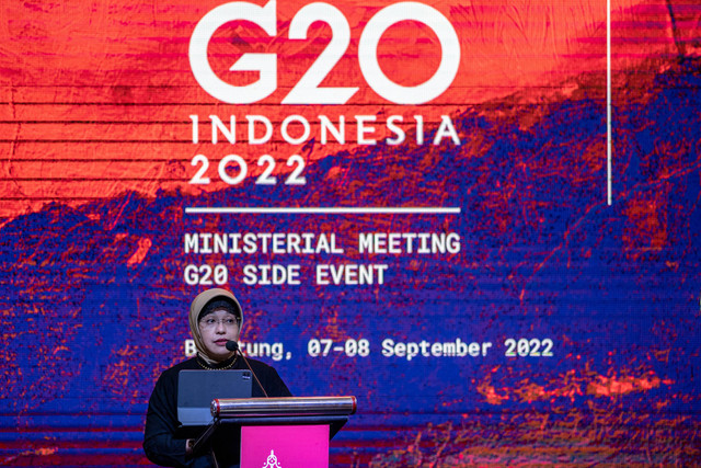 Deputi Bidang Ekonomi Kementerian PPN/Bappenas Amalia Adininggar Widyasanti memberikan paparannya pada acara Development Working Group (DWG) G20 di Tanjungpandan, Belitung, Kepulauan Bangka Belitung, Rabu (7/9/2022). Foto: Muhammad Adimaja/Antara Foto