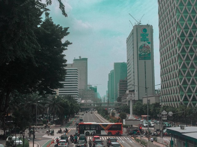 Rute busway ke gedung mega kuningan, Foto oleh M. Akbar Gumilar di Unsplash