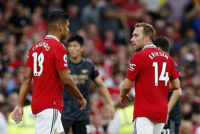 Pemain Manchester United Christian Eriksen dan Casemiro saat pertandingan melawan Arsenal di Old Trafford, Manchester, Inggris. Foto: Craig Brough/Reuters