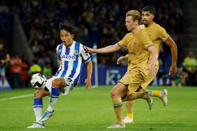 Pemain FC Barcelona Frenkie de Jong berebut bola dengan pemain Real Sociedad pada pertandingan lanjutan Liga Spanyol di Anoeta Stadium, San Sebastian, Spanyol. Foto: Vincent West/REUTERS
