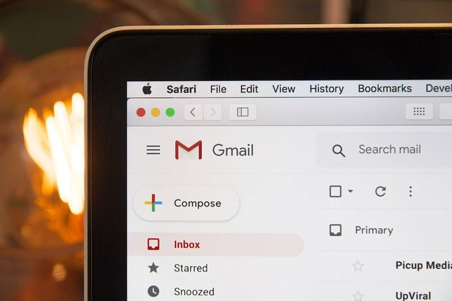 Ilustrasi mengecek email masuk di Gmail. Foto: Unsplash.com