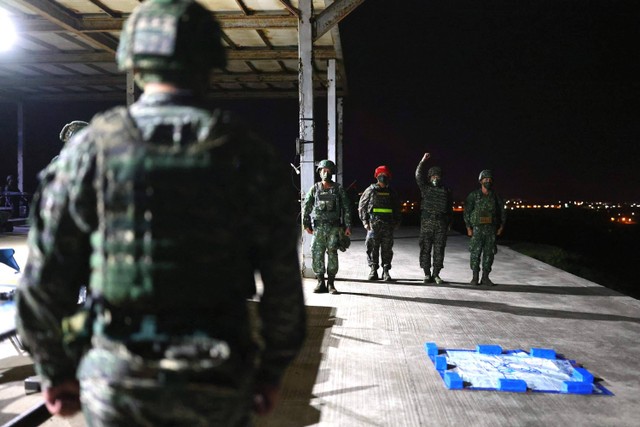 Tentara melaporkan rencana mereka untuk latihan militer tembakan langsung di Pingtung, Taiwan. Foto: Ann Wang/REUTERS