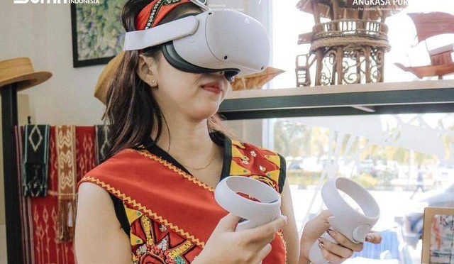 Pengunjung mencoba virtual tour 360 di TIC yang ada di Bandara Supadio Pontianak. Foto: Dok Angkasa Pura II
