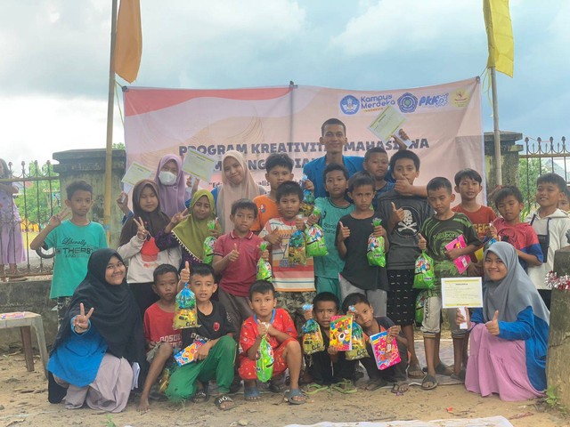  Tim Program Kreativitas Mahasiswa (PKM) Pengabdian Masyarakat (PM) Universitas Muhammadiyah (Unismuh) Makassar telah menggelar kegiatan edukasi Pancasila di Kelurahan Bonto bonto, Kabupaten Pangkep pada bulan Juli hingga Agustus 2022 lalu.