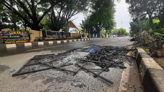 Papan bunga yang dipasang di jalan depan Kantor DPR Aceh, Jalan Teungku Daud Beureueh, Kota Banda Aceh, ikut dibakar. Foto: Habil Razali/acehkini