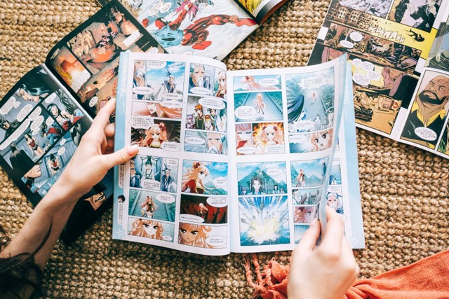 Ilustrasi membaca komik atau manga. Foto: Shutterstock