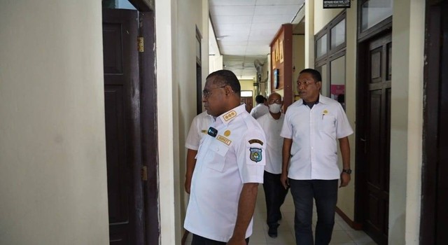 Pj Bupati Sorong menelusuri setiap ruang Kantor Distrik Aimas