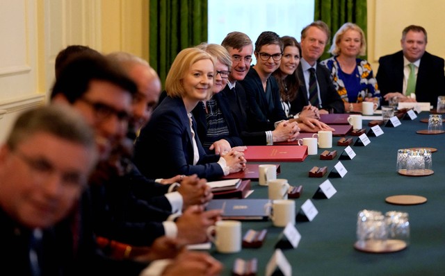 Perdana Menteri Inggris Liz Truss duduk bersama anggota kabinet barunya, di dalam 10 Downing Street di pusat kota London, Inggris, Rabu (7/9/2022). Foto: FRANK AUGSTEIN/Pool/AFP