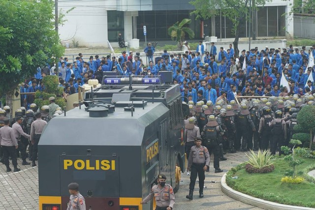 Aksi demo tolak kenaikan harga BBM di depan kantor Dewan Perwakilan Rakyat Aceh, Banda Aceh, Rabu (7/9) siang, sebelum ricuh. Foto: Dok. warga