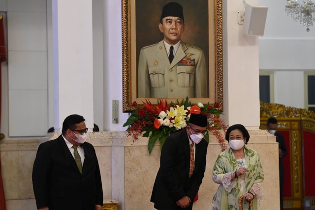 Presiden ke-5 Megawati Soekarnoputri (kanan) berbincang dengan Ketua KPU Hasyim Asy'ari (tengah) saat pelantikan Anggota DKPP Unsur Tokoh Masyarakat Masa Tugas Tahun 2022-2027 di Istana Negara, Jakarta, Rabu (7/9/2022).  Foto: Sigid Kurniawan/ANTARA FOTO