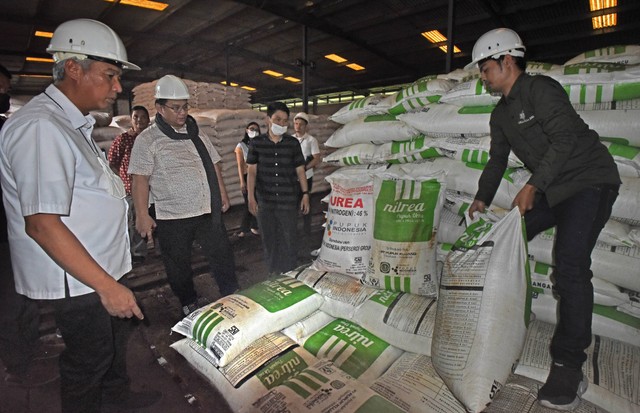 Anggota Ombudsman RI Yeka Hendra Fatika (kedua kiri) didampingi Manager Pemasaran PT Pupuk Indonesia Gatot Nugroho (kiri) memeriksa stok pupuk bersubsidi di gudang PT Pupuk Indonesia di Sumur Pecung, Serang, Banten, Rabu (7/9/2022). Foto: Asep Fathulrahman/ANTARA FOTO