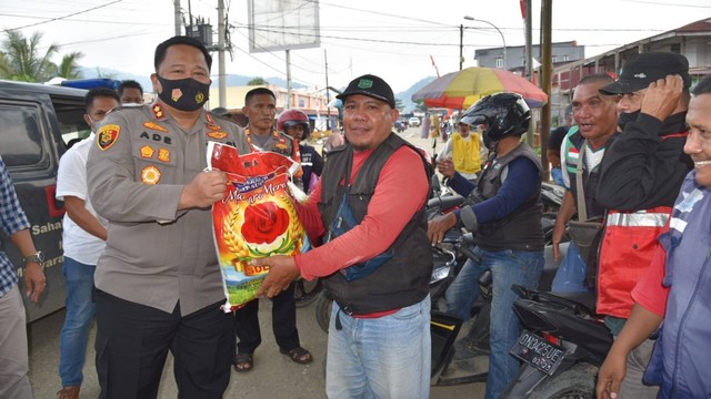 Polisi Bagi-bagi Beras ke Pengemudi Ojek di Morowali Utara Dampak BBM Naik. Foto: Istimewa