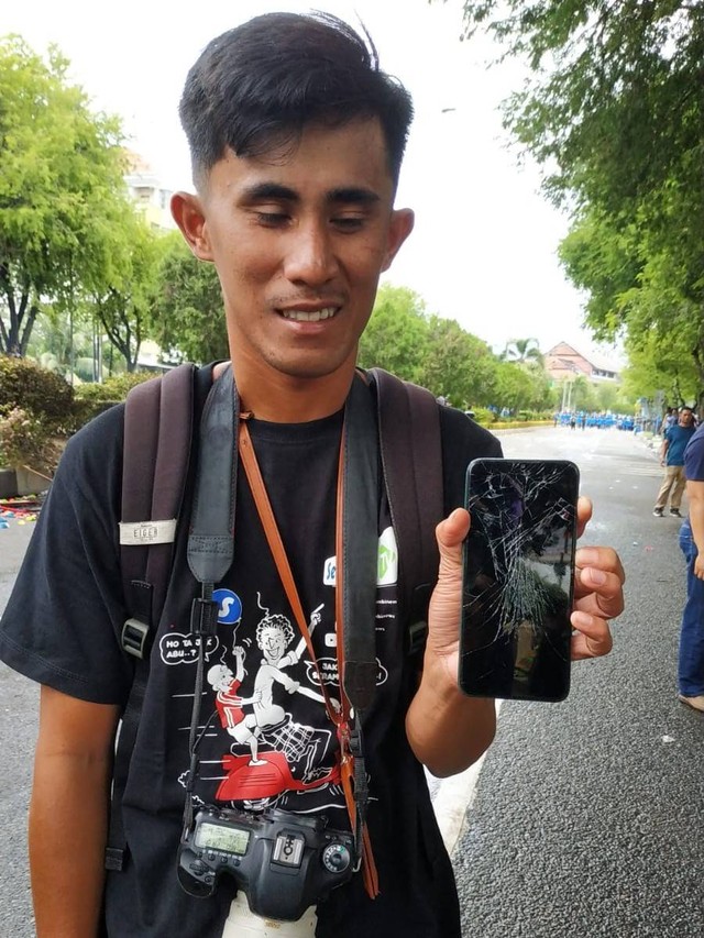 Indra Wijaya menunjukkan ponselnya yang rusak. Foto: Dokpri
