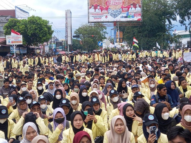 Aksi unjuk rasa Aliansi BEM Sumatera Barat di depan kantor DPRD menolak kenaikan harga BBM, Rabu (7/9).