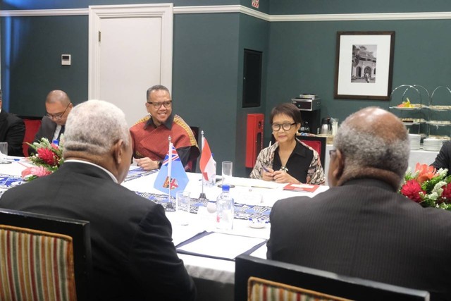 Menlu Retno Marsudi melakukan pertemuan dengan Perdana Menteri Fiji Frank Bainimarama. Foto: Kemlu RI