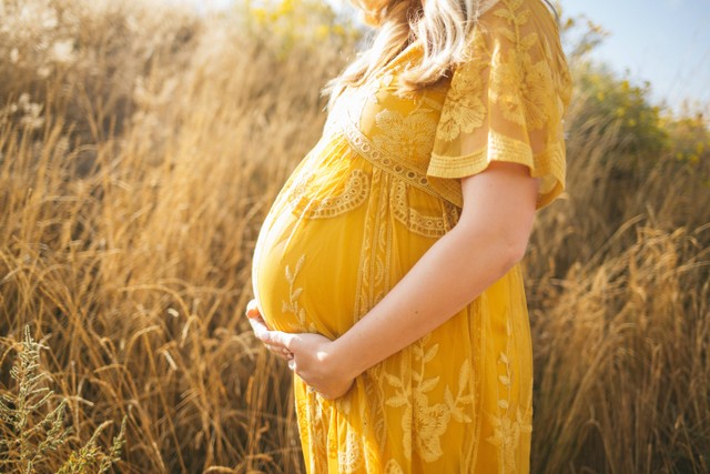 Ibu hamil yang mengalami anemia biasanya disebabkan oleh kekurangan nutrisi yang menyebabkan produksi sel darah merah terganggu. Foto: Unsplash.com