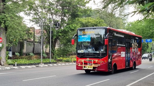 Bus kota Batik Solo Trans (BST) melaju di Jalan Slamet Riyadi, Solo, Rabu (07/09/2022). FOTO: Fernando Fitusia