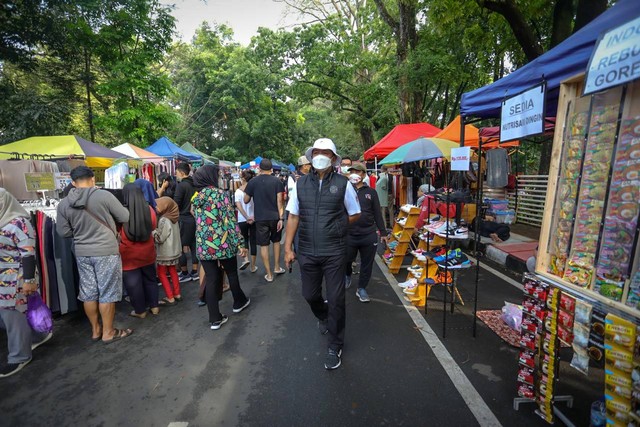 Sekda Kota Bandung, Ema Sumarna, saat meninjau aktivitas PKL di kawasan Gasibu dan Monumen Perjuangan atau Monju. Foto: Humas Pemkot Bandung