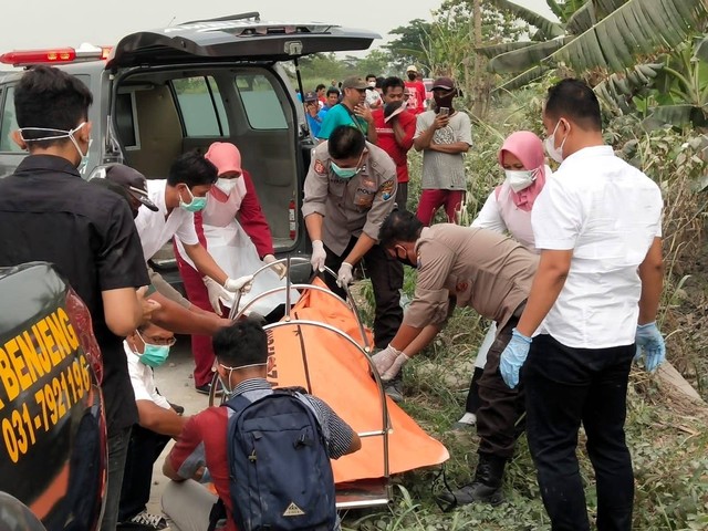 Mayat perempuan ditemukan warga di area persawahan Dusun Ploso, Desa Gluran Ploso, Benjeng, Gresik pada Rabu (7/9/2022) Foto: Dok. Polres Gresik