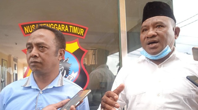 Keterangan foto:Kontraktor Adrianus Fridaus bersama kuasa hukumnya. Foto:Engkos Pahing.