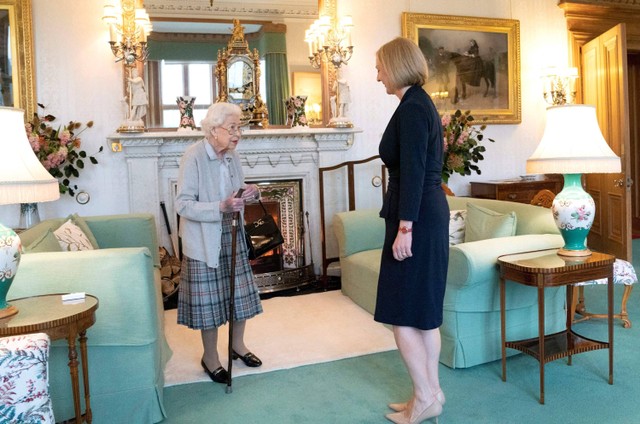 Ratu Inggris Elizabeth II dan pemimpin Partai Konservatif yang baru serta Perdana Menteri terpilih Inggris Liz Truss bertemu di Kastil Balmoral di Ballater, Skotlandia. Foto: Jane Barlow / POOL / AFP