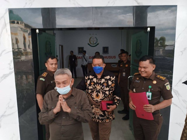 Mantan Bupati Natuna, Ilyas Sabli yang juga anggota DPRD Kepri usai memenuhi panggilan Kejati Kepri di Tanjungpinang. (Foto: Elf/Batamnews)