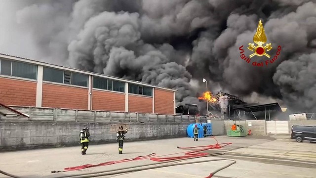 Pemadam kebakaran memadamkan api di pabrik kimia Nitrolchimica dalam gambar diam yang diambil dari video di San Giuliano Milanese, Milan, Italia, Rabu (7/9/2022). Foto: Vigili del Fuoco/Reuters