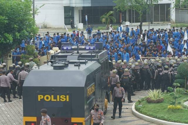 Aksi demo tolak kenaikan harga BBM di depan kantor Dewan Perwakilan Rakyat Aceh, Kota Banda Aceh, Rabu (7/9) siang, sebelum ricuh. Foto: Dok. warga