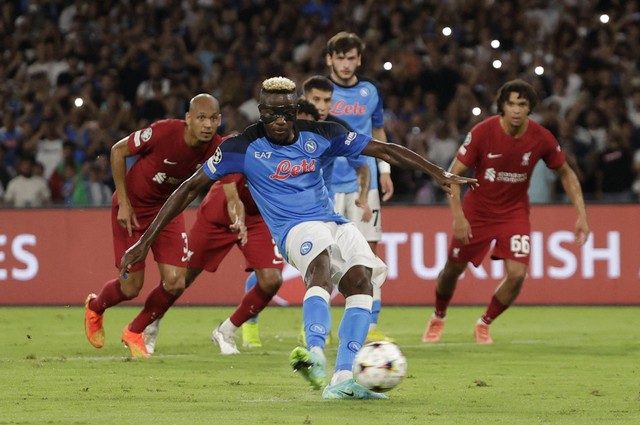 Pemain Napoli Victor Osimhen gagal menendang penalti saat melawan Liverpool di pertandingan Liga Champions Grup A di Stadio Diego Armando Maradona, Naples, Italia, Rabu (7/9/2022). Foto: Ciro De Luca/Reuters