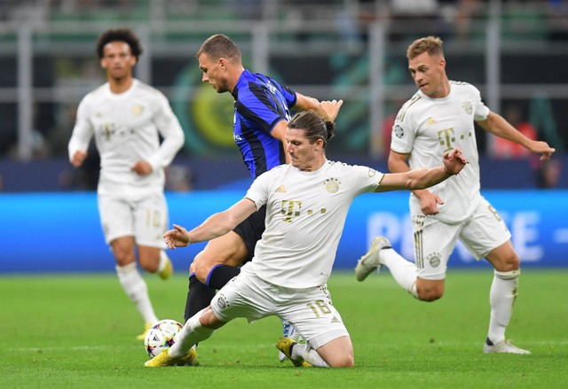 Pemain Bayern Muenchen Marcel Sabitzer duel dengan Edin Dzeko dari Inter Milan pada pertandingan Liga Champions Grup C di San Siro, Milan, Italia, Rabu (7/9/2022). Foto: Daniele Mascolo/Reuters