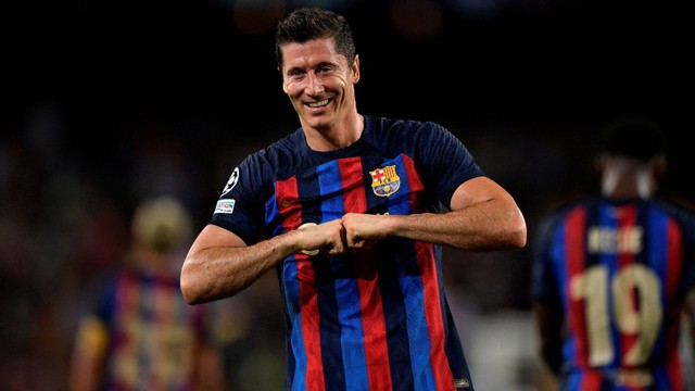 Pemain FC Barcelona Robert Lewandowski merayakan gol ketiga mereka saat melawan Viktoria Plzen pada Pertandingan Liga Champions Grup C di Camp Nou, Barcelona, Spanyol, Rabu (7/9/2022). Foto: Pablo Morano/Reuters