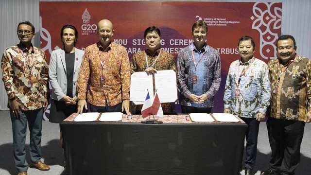 Penandatanganan MoU PT dirgantara Indonesia (PT DI)  dan Airbus tentang kerja sama peningkatan bisnis Aerostructure dan Maintenance, Repair, and Overhaul (MRO) yang diselenggarakan sebagai rangkaian G20 Development Ministerial Meeting Side Event. Foto: Bappenas