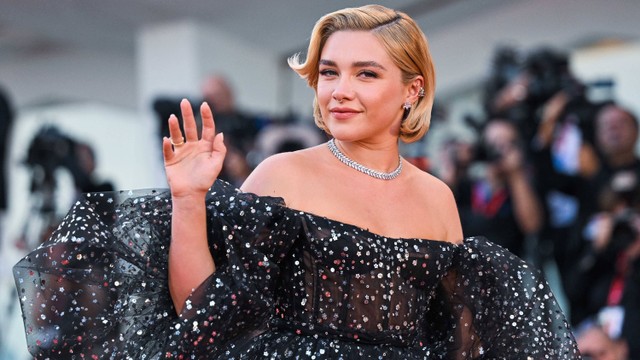 Aktris Inggris Florence Pugh tiba pada tanggal 5 September 2022 untuk pemutaran film "Don't Worry Darling" yang disajikan di luar kompetisi sebagai bagian dari Festival Film Internasional Venesia ke-79 di Lido di Venezia di Venesia, Italia. Foto: Tiziana Fabi/AFP