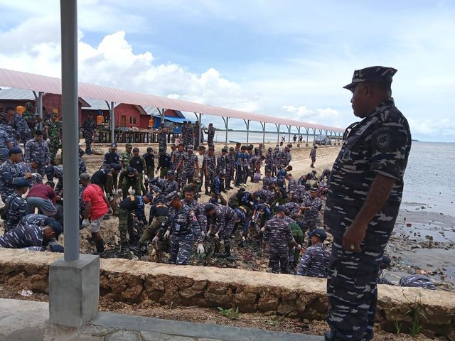 Sambut Hut Ke Tni Al Koarmada Iii Gelar Gerakan Nasional Laut Bersih Kumparan Com