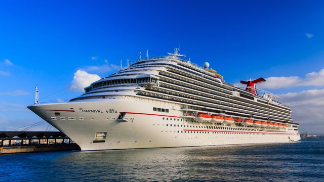 Kapal pesiar Carnival Vista yang tengah berlayar. Foto: Ovidiu Curic/Shutterstock