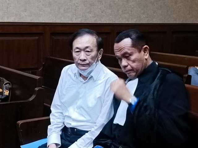 Pemilik PT Duta Palma Group Surya Darmadi dan kuasa hukumnya Juniver Girsang di Pengadilan Jakarta Pusat, Kamis (8/9/2022). Foto: Hedi/kumparan