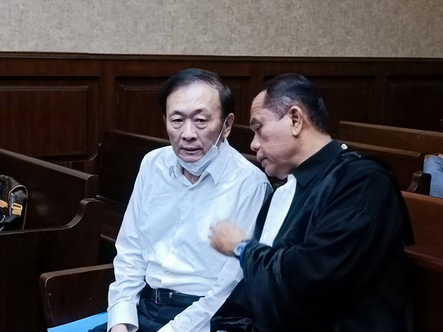 Pemilik PT Duta Palma Group Surya Darmadi dan kuasa hukumnya Juniver Girsang di Pengadilan Jakarta Pusat, Kamis (8/9/2022). Foto: Hedi/kumparan