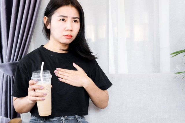 Ilustrasi minum kopi bikin jantung berdebar. Foto: Doucefleur/Shutterstock