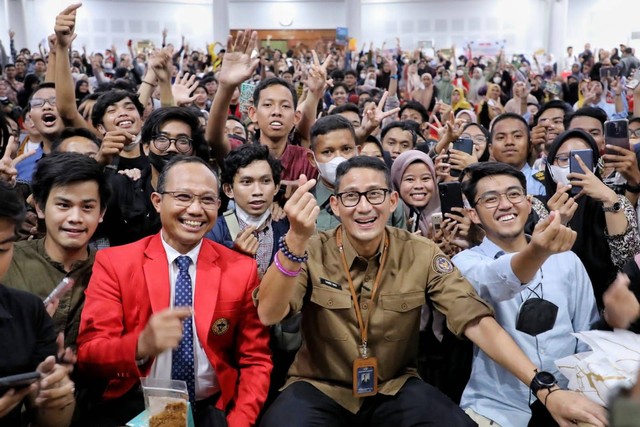 Menparekraf Sandiaga Uno menjadi pembicara seminar ekonomi kreatif di Auditorium Prof. Amiruddin, Fakultas Kedokteran Universitas Sultan Hasanuddin, Makassar, Sulawesi Selatan, Kamis (8/9/2022). Foto: Dok. Istimewa