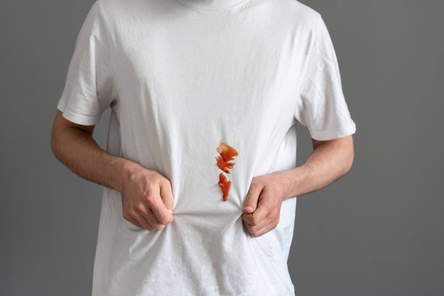 Ilustrasi baju terkena noda saus. Foto: Mike_shots/Shutterstock