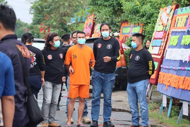 Kanit Provos Polsek Way Pengubuan, Aipda Rudi Suryanto, saat menjalani rekonstruksi polisi tembak polisi di Lampung. | Foto: Polres Lampung Tengah