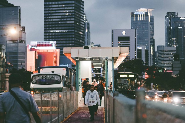 Halte Busway Terdekat dari Sahid Sudirman Center/Foto hanya ilustrasi dan bukan tempat aslinya. Sumber: Unsplash/Pradamas Gifarry