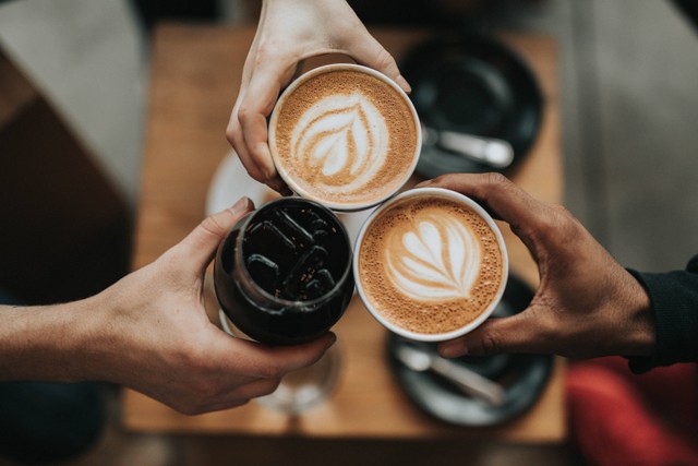 Tempat ngopi dekat Universitas Muhammadiyah Malang, foto unplash, Nathan Dumlao