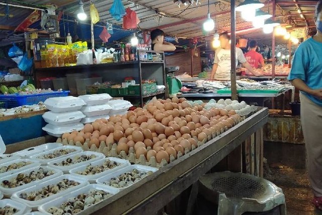 Lapak penjual telur di Pasar Bengkong Laut, Batam. (Foto: Arjuna/Batamnews)