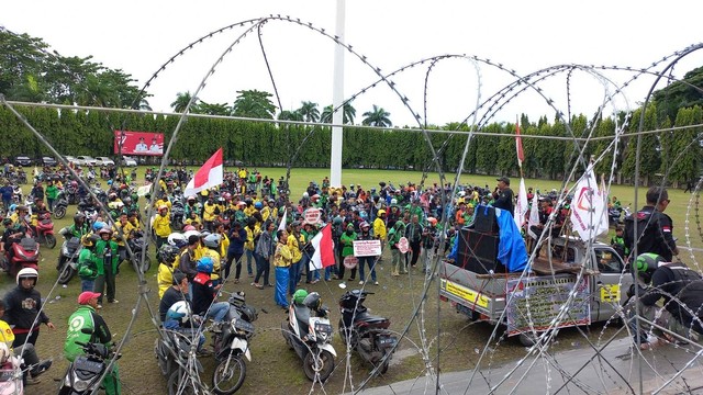 Ratusan ojol lakukan aksi unjuk rasa di depan Gedung DPRD Pemerintah Provinsi Lampung. | Foto: Sinta Yuliana/Lampung Geh